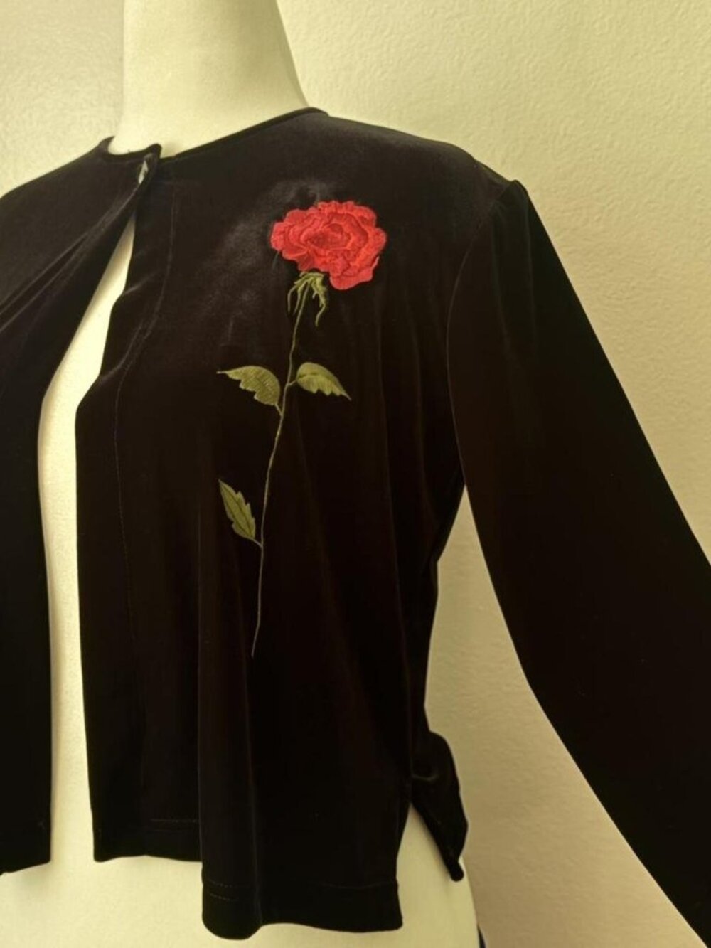 STUNNING BLACK VELVET WITH ROSE APPLIQUE WITH LEAVES. BY CLIO  PEPPIAT SZ S-M